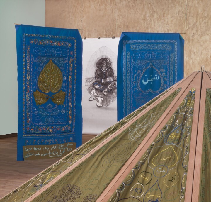 Zaaloverzicht Mounira Al Solh: A land as big as her skin, installatie A night hour, as long as night (2023-2025), Bonnefanten, 2025. Zaaloverzicht Mounira Al Solh: A land as big as her skin