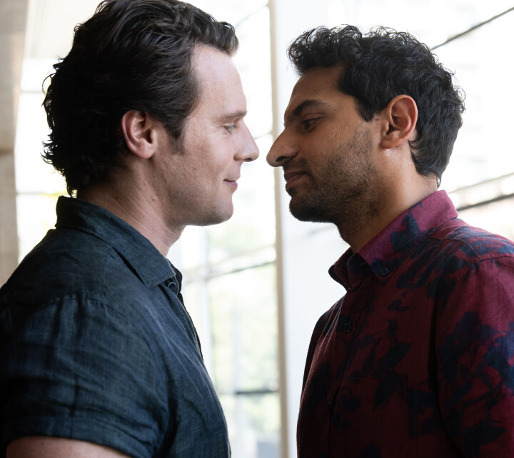 Jay (Jonathan Groff) en Naveen (Karan Soni). Jay (Jonathan Groff) en Naveen (Karan Soni).