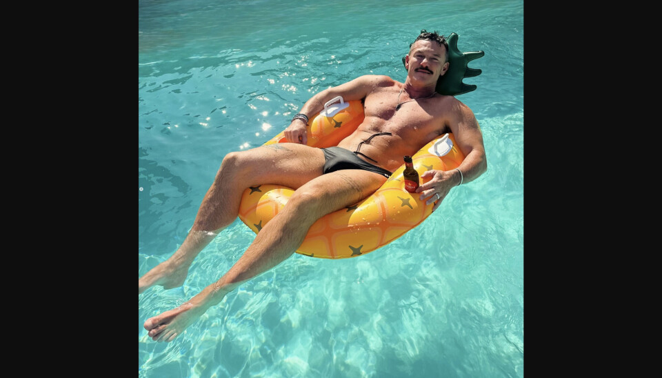 Acteur Luke Evans poseert in zijn eigen zwembroeken - de shorts en briefs zijn hier te koop Luke Evans in BDXY