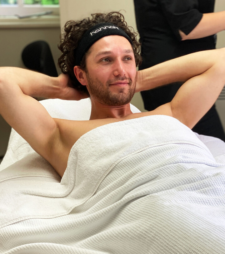 De pros & cons van proteïne Man krijgt bindweefselmassage.