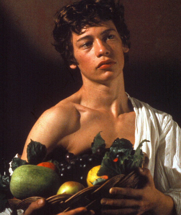 ‘Caravaggio’ is een politiek, poëtisch en schaamteloos queer meesterwerk