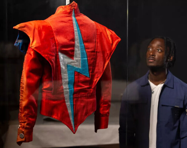 A visitor looks at the Aladdin Sane jacket designed by Freddie Burretti for David Bowie on the Ziggy Stardust live tour in 1973 on display in the David Bowie Centre. het Aladdin Sane-jack, ontworpen door Freddie Burretti voor de Ziggy Stardust Tour in 1973