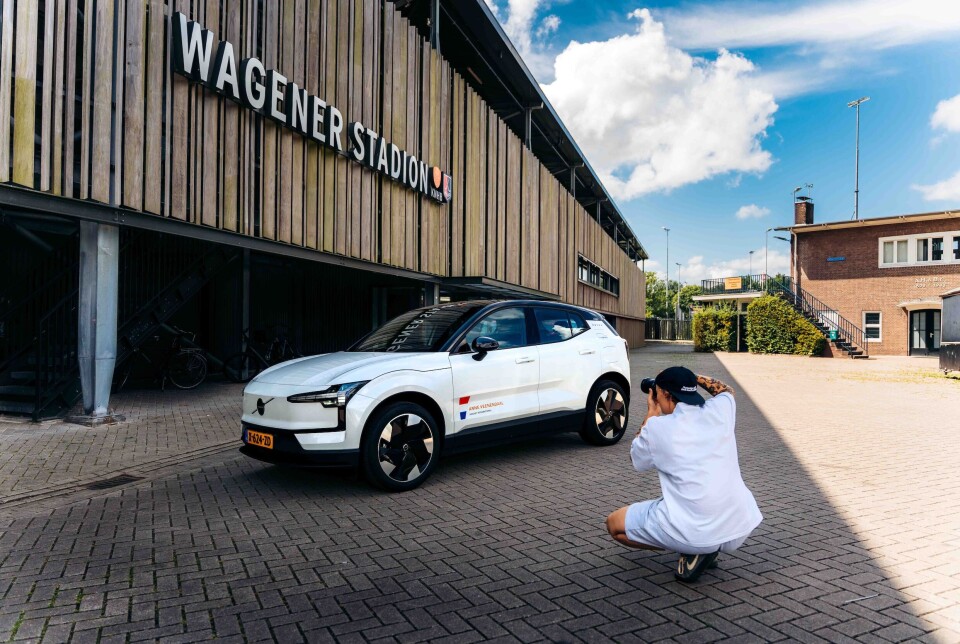 Anne Veenedaal bij haar Volvo Anne Veenedaal bij haar Volvo