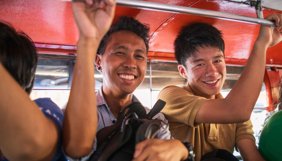 Jongeren in de Filipijnen maken veel
gebruik van jeepneys: verlengde jeeps
met een vaste route die een alternatief
vormen voor openbaar vervoer. Jongeren in de Filipijnen maken veel gebruik van jeepneys: verlengde jeeps met een vaste route die een alternatief vormen voor openbaar vervoer.