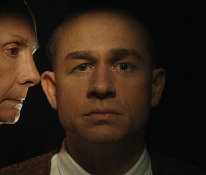 Charlie Hunnam speelde in Queer as Folk: “Mijn vader vroeg zich af of ik zelf ook gay was” Monster: The Ed Gein Story