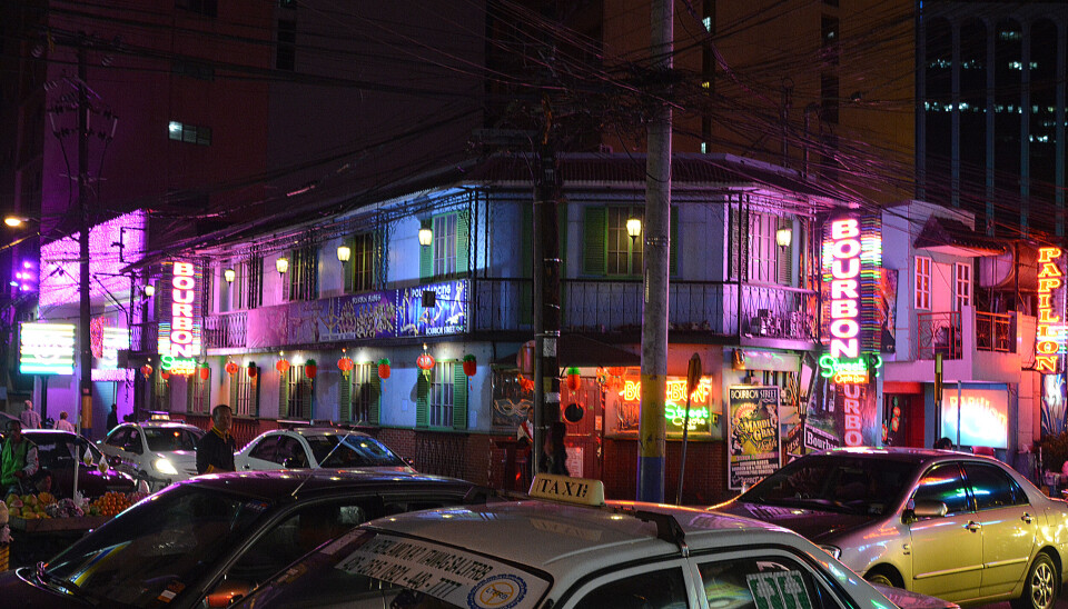 De J.P.-Burgos-avenue voorziet voor een deel in het sprankelende nachtleven in Manila.