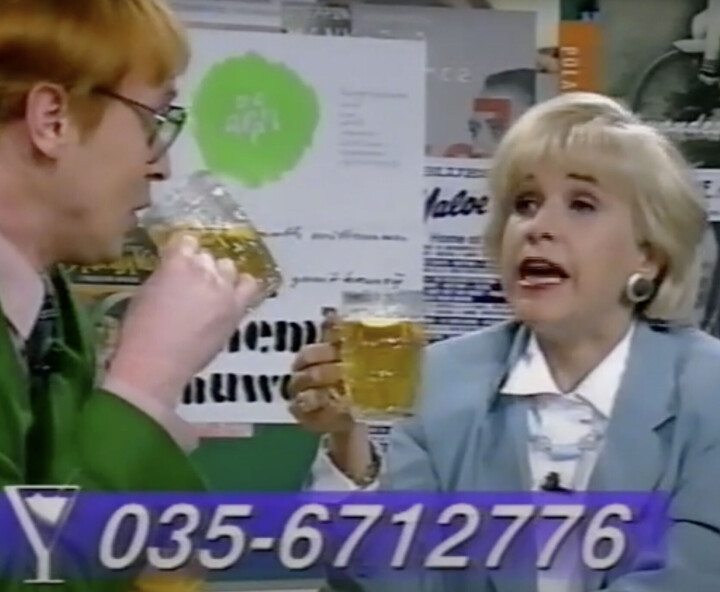 Very vintage: Borreltijd, met Arjan Ederveen als Peter van de Pood, Tosca Niterink als Ellen en Leonie Sazias als ‘Mystery Guest’ Borreltijd