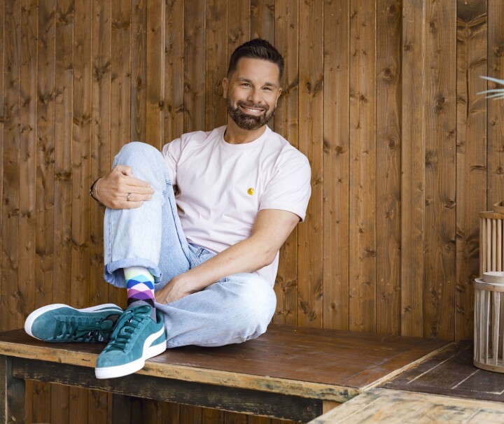 Eloy de Jong over zijn eerste keer in een gaybar (met Carlo Boszhard!)