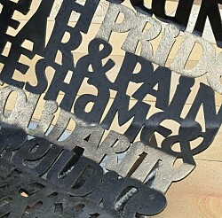 Koning Charles onthult monument voor lhbtiq+-veteranen die jarenlang uit het leger zijn geweerd