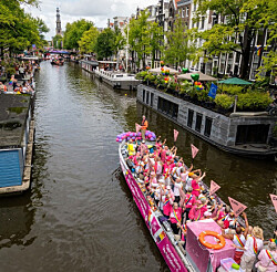 Roze Stadsdorp Amsterdam: in tien jaar uitgegroeid tot netwerk van 1.600 queer senioren