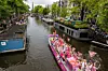 Roze Stadsdorp Amsterdam vaart mee met de Canal Parade