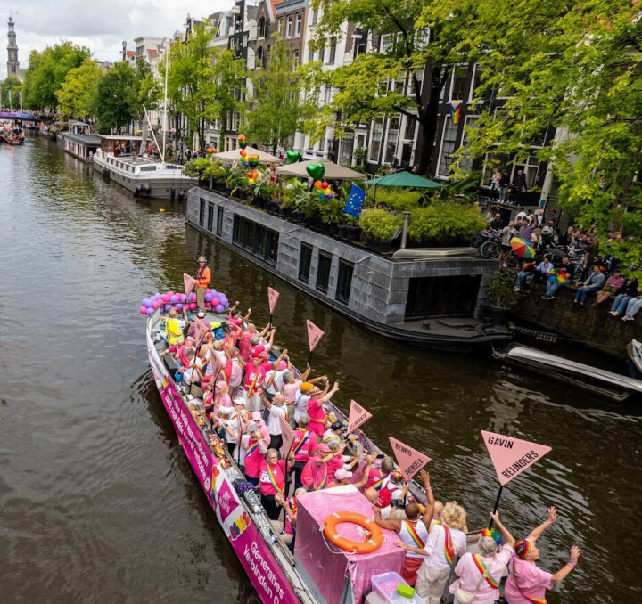 Roze Stadsdorp Amsterdam: in tien jaar uitgegroeid tot netwerk van 1.600 queer senioren Roze Stadsdorp Amsterdam vaart mee met de Canal Parade