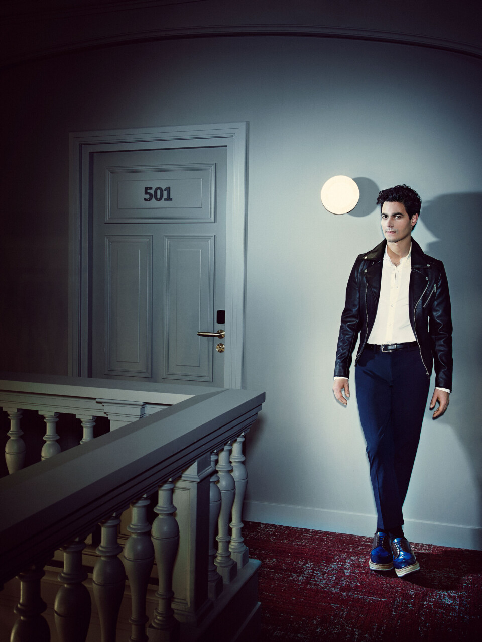 Jas: H&M / overhemd: Denham / pantalon: Filippa K / sokken: Falke / riem: stylist’s own / schoenen: stylist’s own