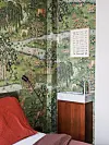 William Morris-behang Owl & Willow in de slaapkamer met een fonteintje.