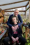 Roel den Dulk en Fred van der Zwet in hun tuin.