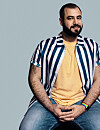 Basel Thaher met gestreept overhemd en regenboogpolsband voor een effen achtergrond