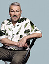 Stephen met bladpatroon op blouse tegen lichtblauwe achtergrond