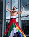Ahmed Joudeh in de Amsterdam Rainbow Dress
