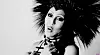 Een dragqueen verkleed als Cher