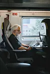 Daniël leest rustig een boek in de Eurostar op weg naar Londen.
