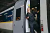 Theatermaker Daniël Cohen poseert bij een Eurostar trein.